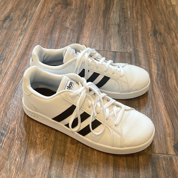 Black and white womens adidas sneakers - Picture 4 of 8